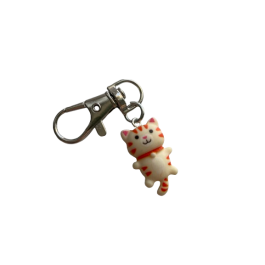 Mały breloczek z białopomarańczowym kotkiem