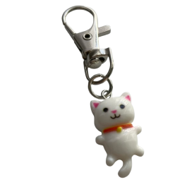 Mały breloczek z białym kotkiem