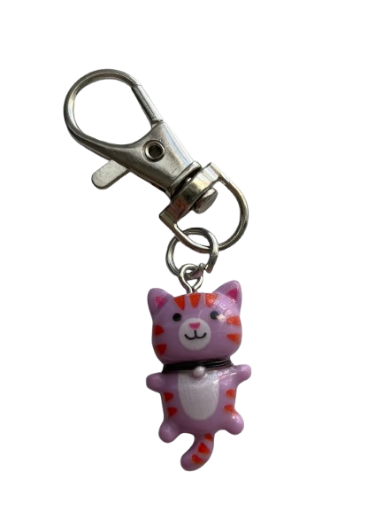 Mały breloczek z fioletowym kotkiem
