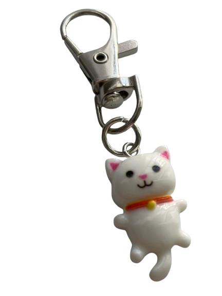 Mały breloczek z białym kotkiem