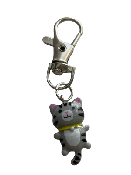 Mały breloczek z szarym kotkiem