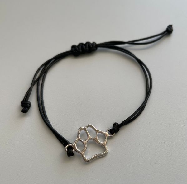 Bransoletka z metalową łapką psa – czarna