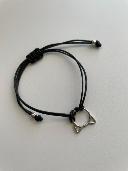 Bransoletka z metalową głową kota – czarna