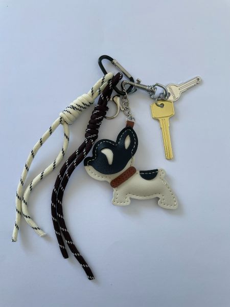 Brelok buldog z kluczami modny dodatek 3D