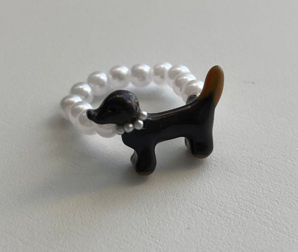 Pierścionek na gumce z jamnikiem